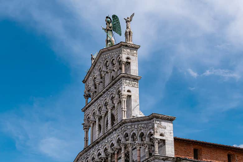 Estatua de San Miguel Arcángel en la iglesia de San Miguel
