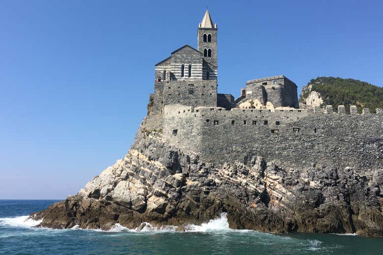 Admirando a igreja de San Pietro em Portovenere