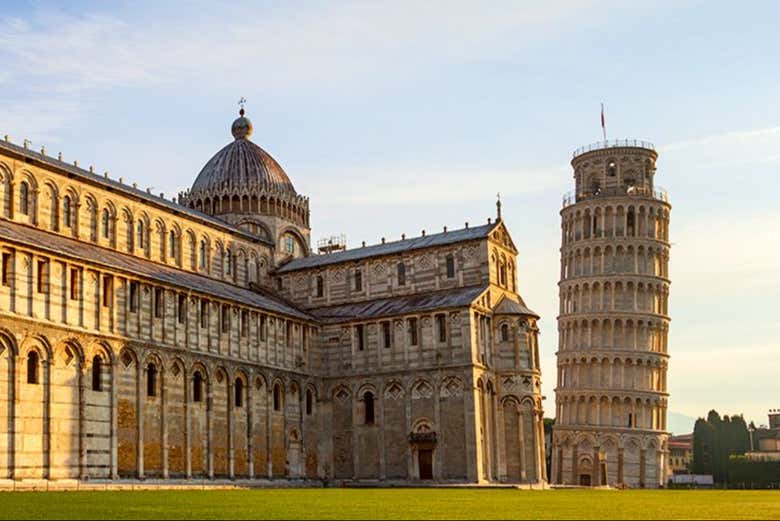 Torre Inclinada junto a la Catedral de Pisa 