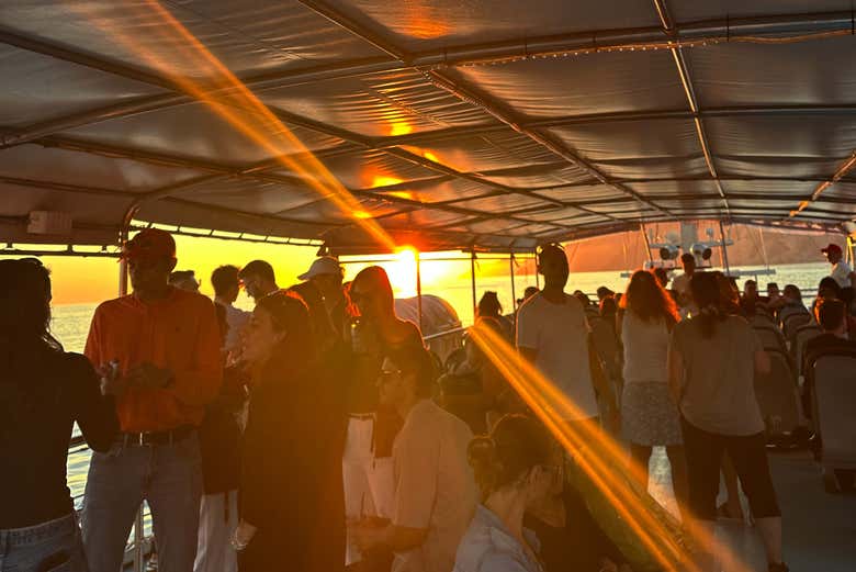 Aperitivo avec le coucher du soleil en toile de fond