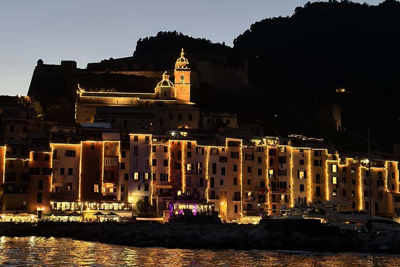Maisons illuminées dans le port