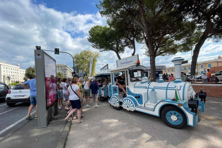 Pronti a salire a bordo del trenino turistico di La Spezia