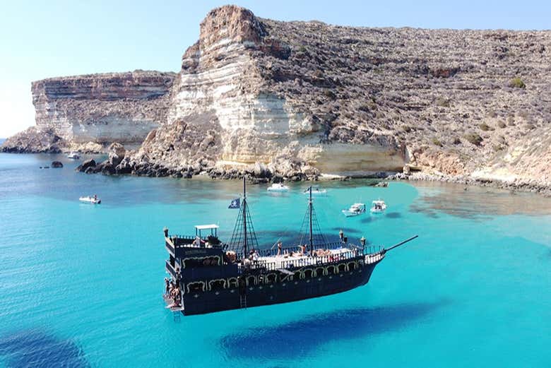 Galeone pirata immerso nel blu