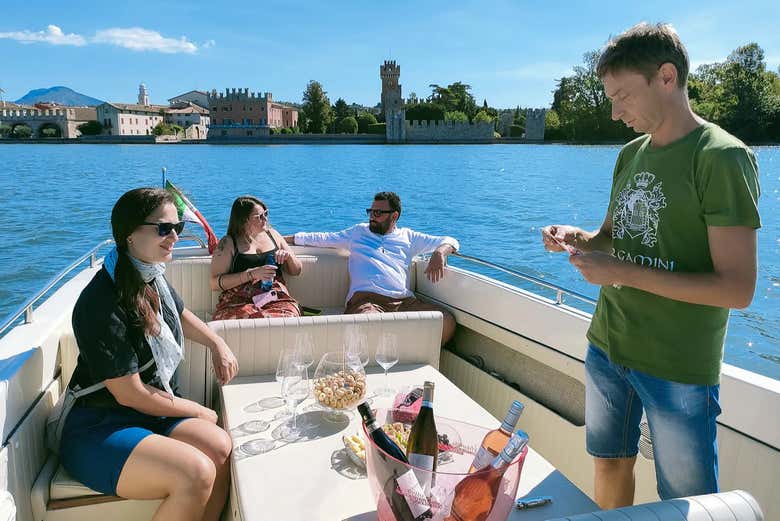 Ammirando le viste offerte dal Lago di Garda