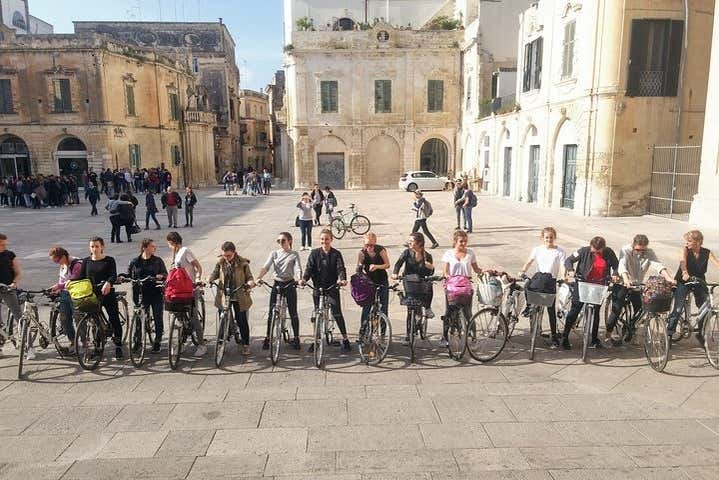 Groupe de visiteurs à vélo dans Lecce