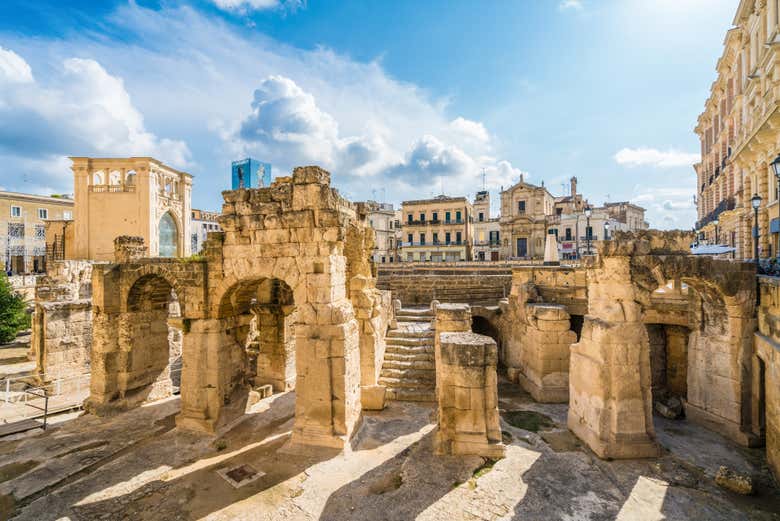 Contemplando le rovine dell'anfiteatro di Lecce