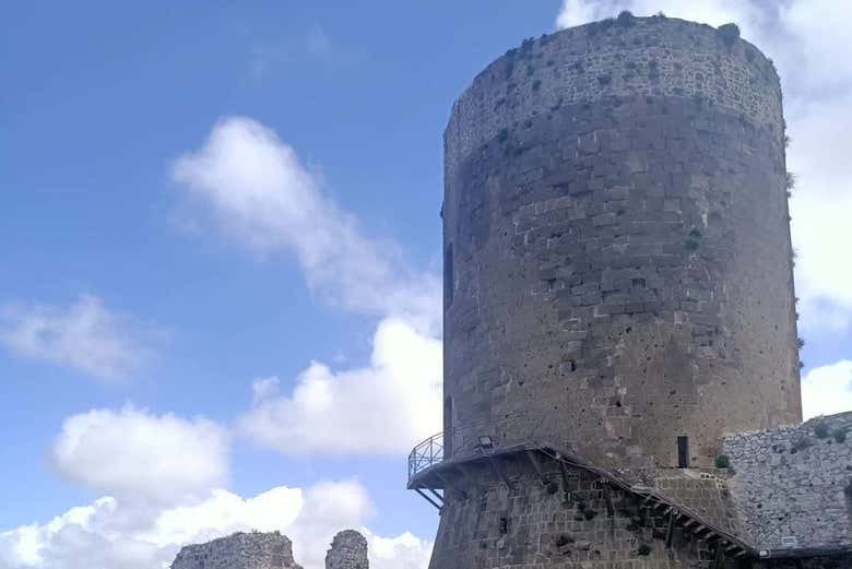 Une des tours du château de Lettere