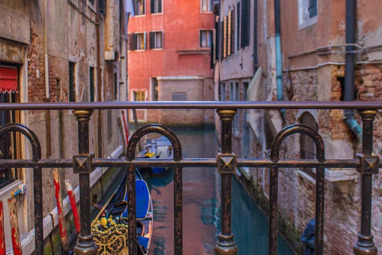 Um canal veneziano com uma gôndola