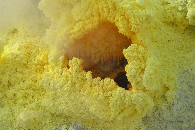 Fumarolas de azufre en Vulcano