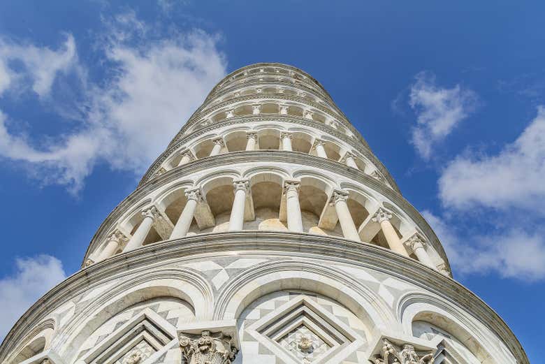 Admirando la famosa Torre inclinada de Pisa