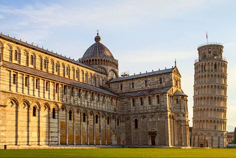 Torre Inclinada junto a la Catedral de Pisa 