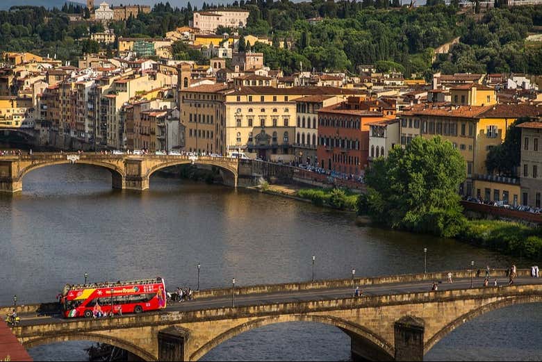 L'autobus turistico attraversa un ponte di Firenze