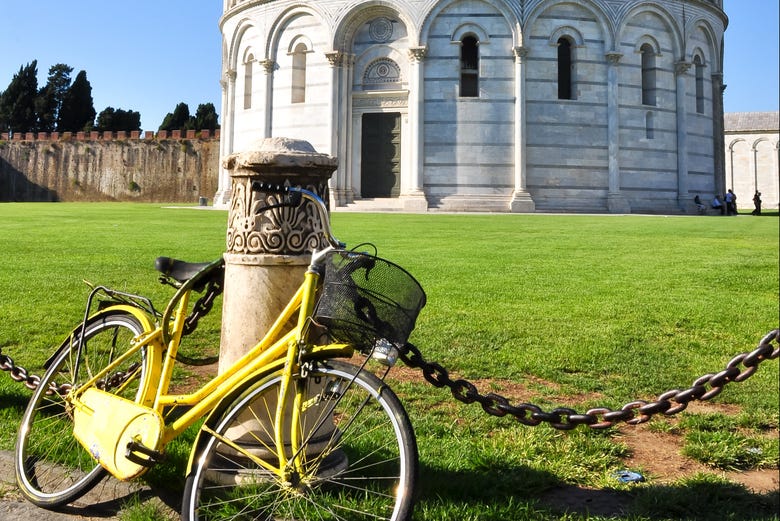 Una bicicleta en la piazza dei Miracoli