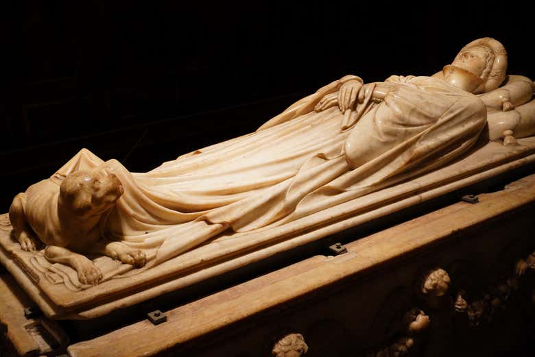 Il monumento funebre a Ilaria del Carretto su sfondo nero