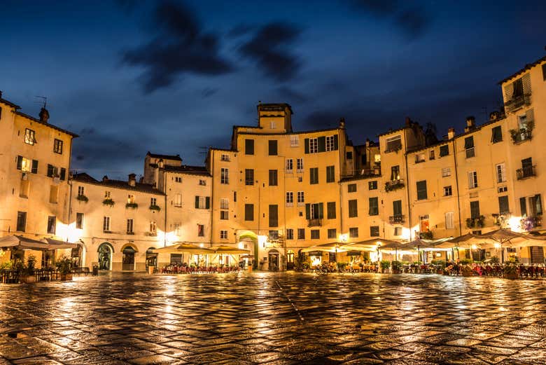 Vue de la Piazza dell'Anfiteatro de nuit