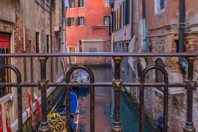 Un canal de Venecia con una góndola
