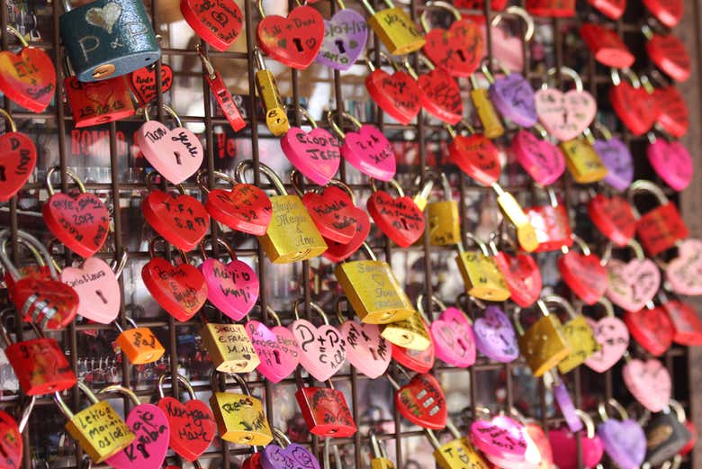 Candados de parejas enamoradas