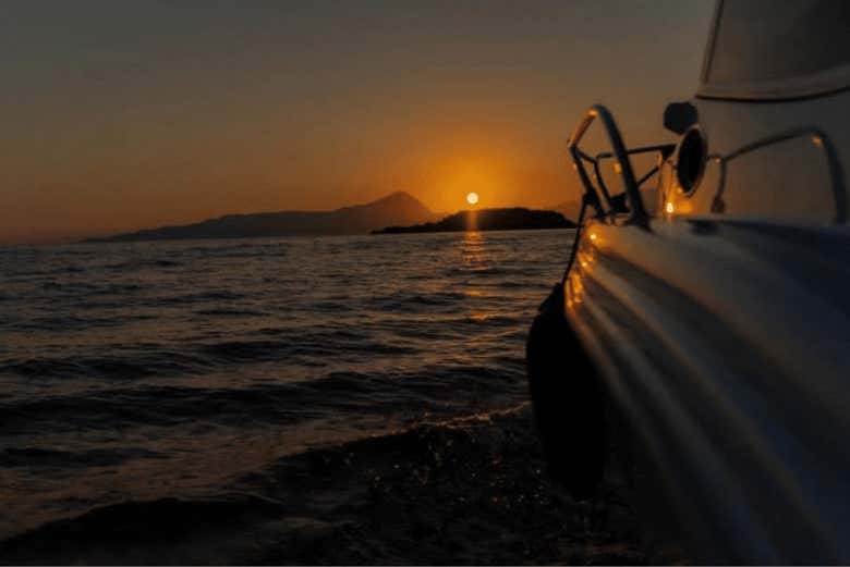 Viendo el atardecer desde el barco