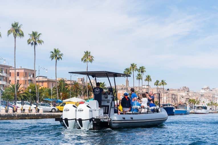Bateau quittant le port