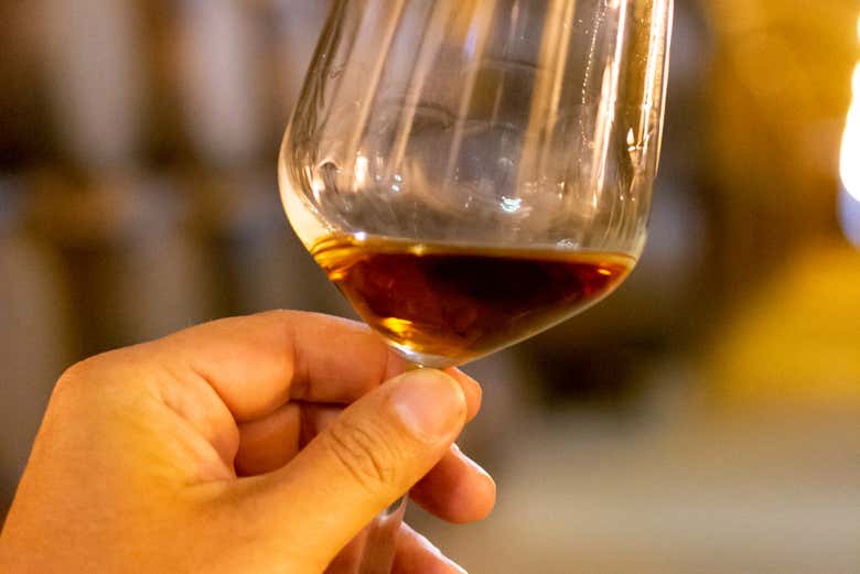 Disfrutando de una copa de vino de Marsala