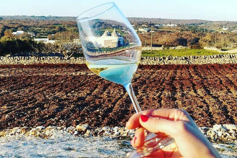 Degustando el exquisito vino de la Apulia