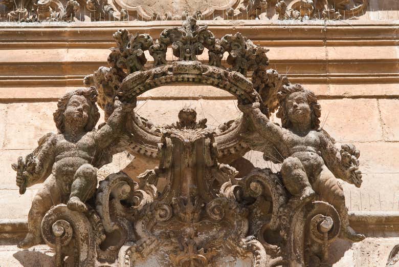 Détails de la façade de l'église de San Domenico