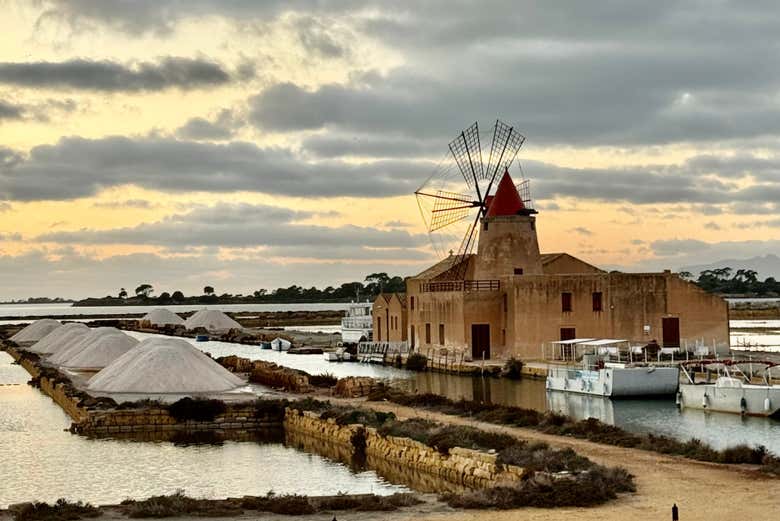 Il mulino a vento e le saline