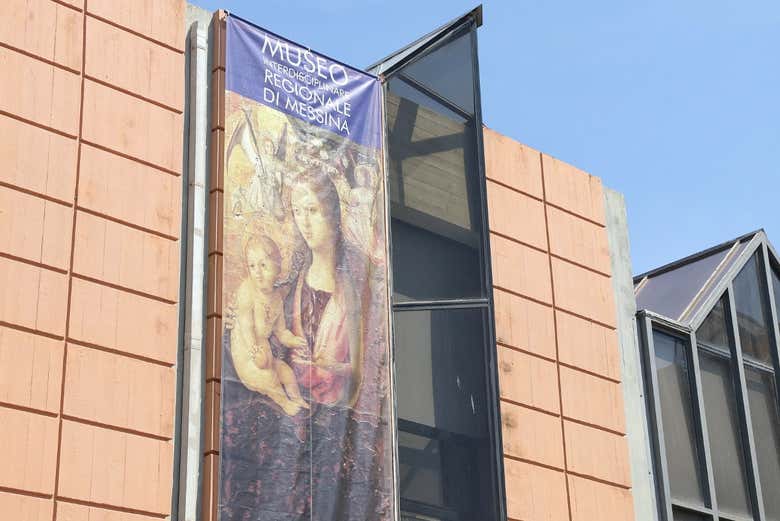 Frente al Museo Regional de Messina