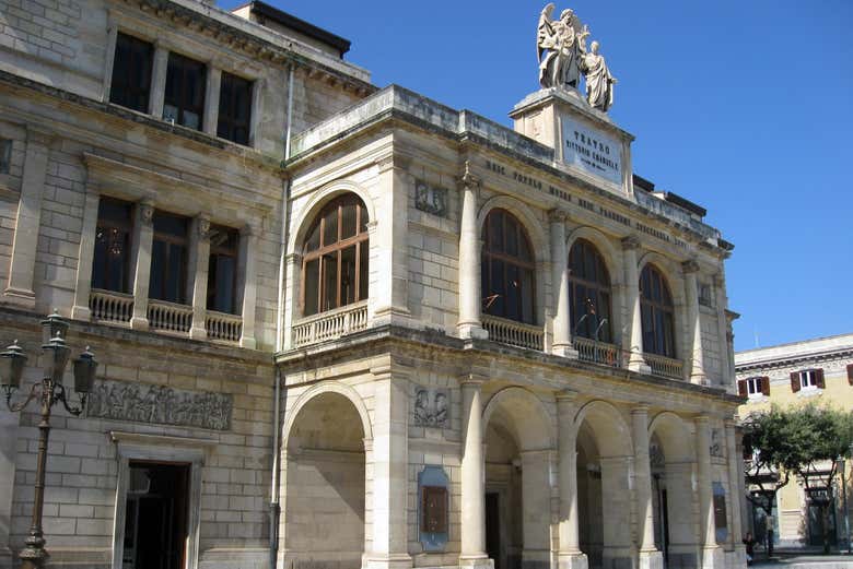 Di fronte al teatro Vittorio Emanuele
