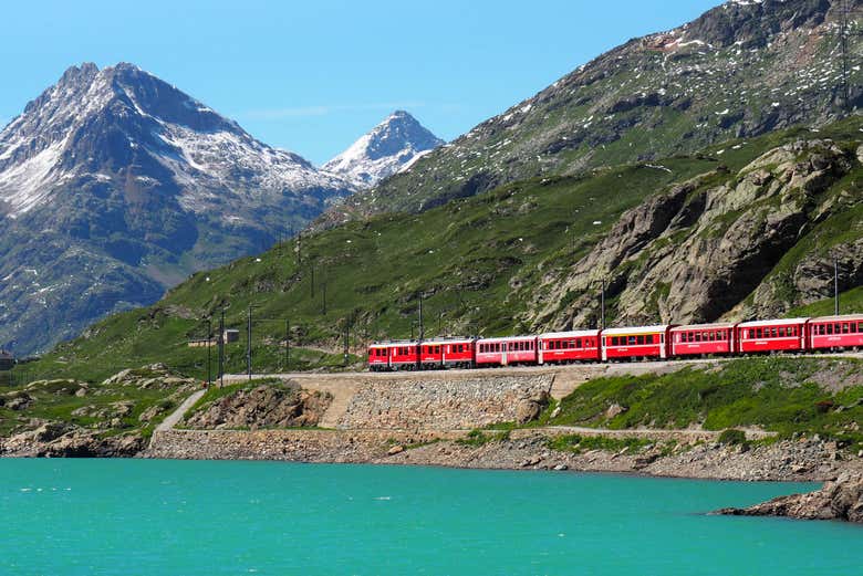 Il treno al suo passaggio fra laghi e montagne