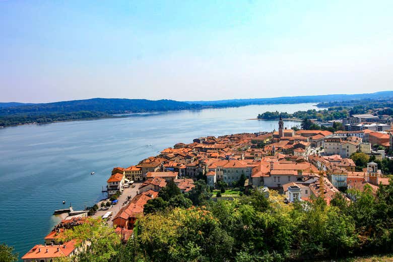 Vista su Arona e il Lago Maggiore sullo sfondo