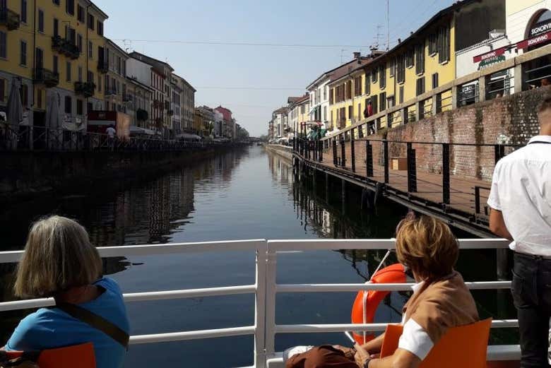 Disfrutando del paseo en barco por Milán