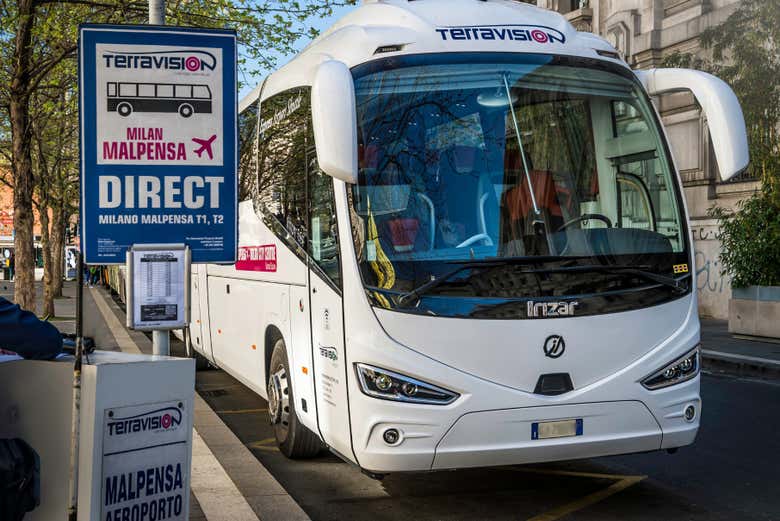 Autobús listo para ir desde Milán hasta Malpensa