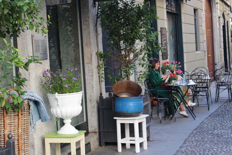 Walk the streets of Milan