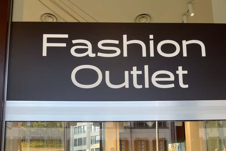 Cartel de Fashion Outlet en Milán