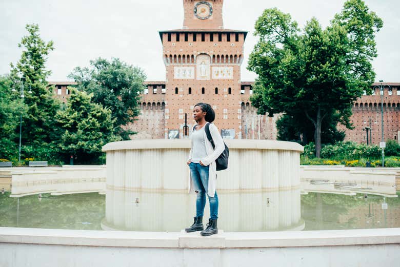 Posando em frente ao Castelo Sforzesco 