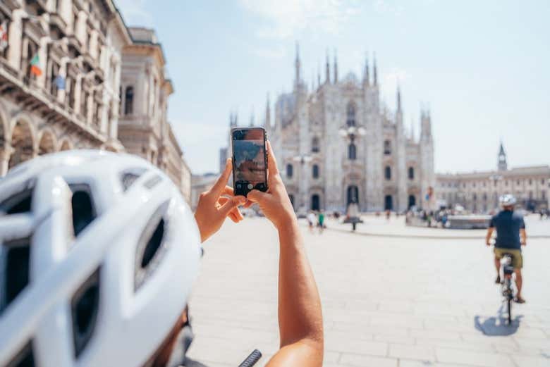 Admirando la catedral de Milán desde las bicicletas