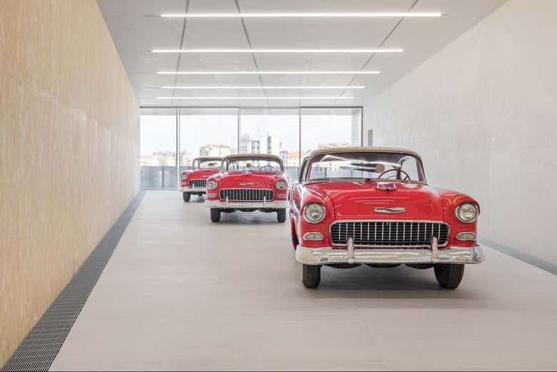 Coches clásicos expuestos en la Fundación Prada