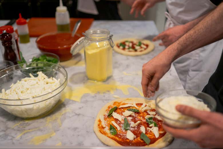 Disposez les garnitures de la pizza