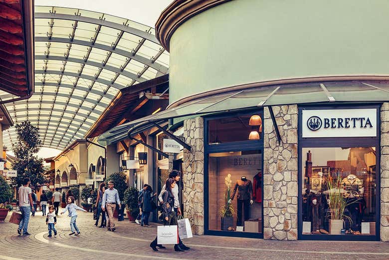 De compras por el Franciacorta Outlet Village