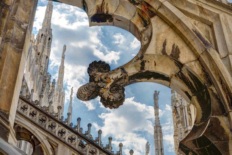 Detalles arquitectónicos de las terrazas del Duomo de Milán