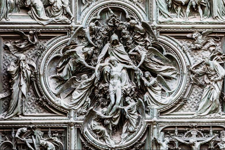 Dettaglio della porta del Duomo di Milano