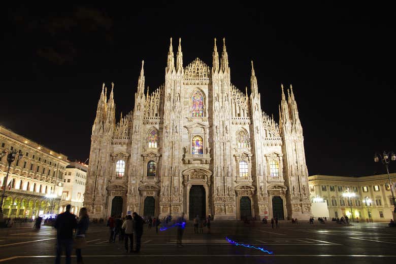 El Duomo de Milán iluminado por la noche