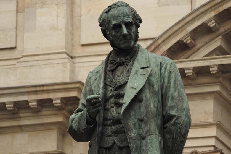 Scultura di Alessandro Manzoni