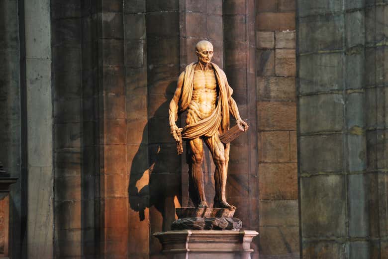 Una estatua dentro del museo de la catedral de Milán
