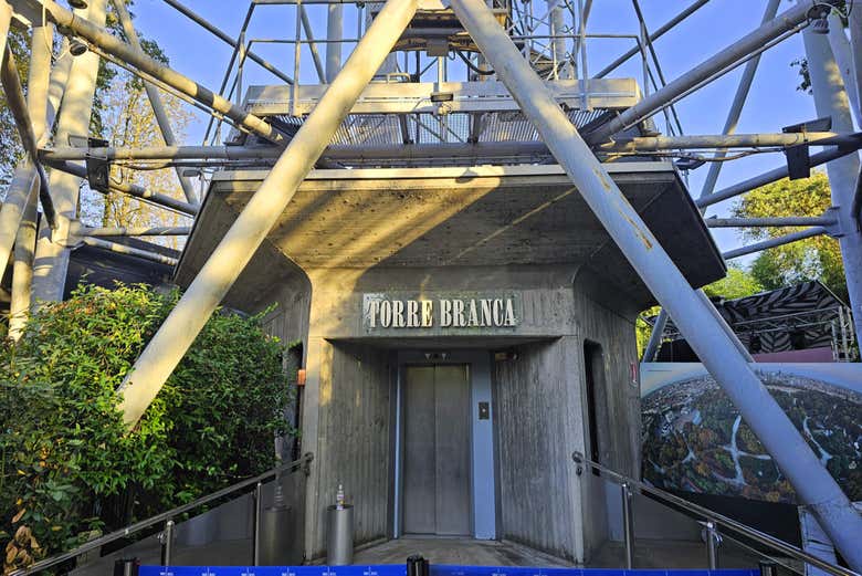 Entrada a la Torre Branca de Milán