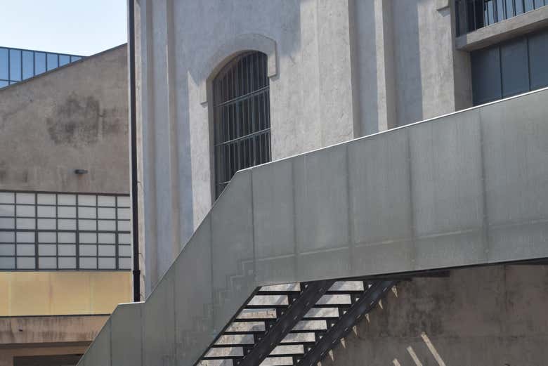 Detalles del exterior de la Fundación Prada