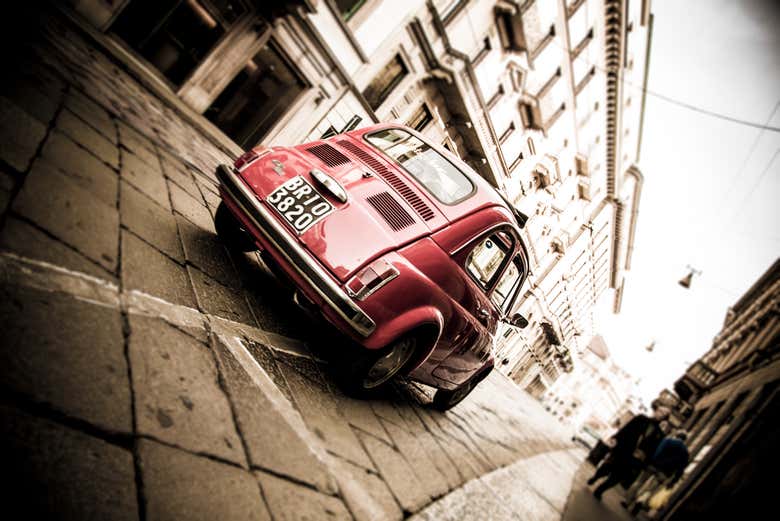Un Fiat 500 acelerando por las calles de Milán