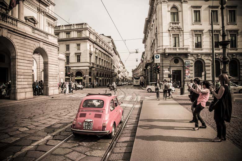 Fiat 500 frente al Teatro alla Scala