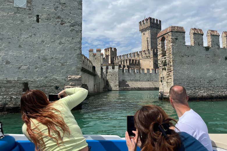 Tomando fotografías a las torres del castillo